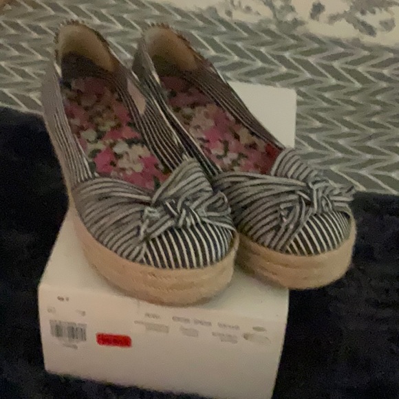 Nevada shoe with navy and white stripe peep toe - Picture 1 of 2